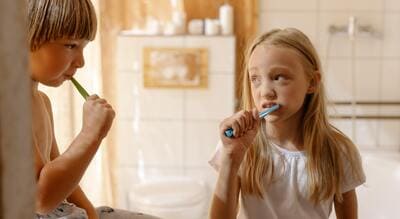 как научить ребенка чистить зубы